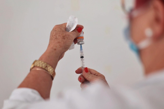 Vacinas da gripe e da Covid-19 podem ser aplicadas no mesmo dia