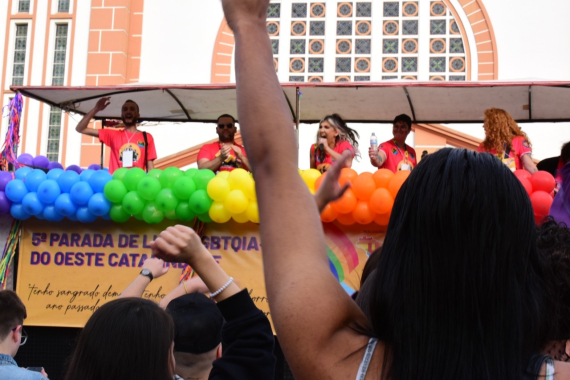 Cerca de 6 mil pessoas participam da Parada LGBTQIA+ em Chapecó